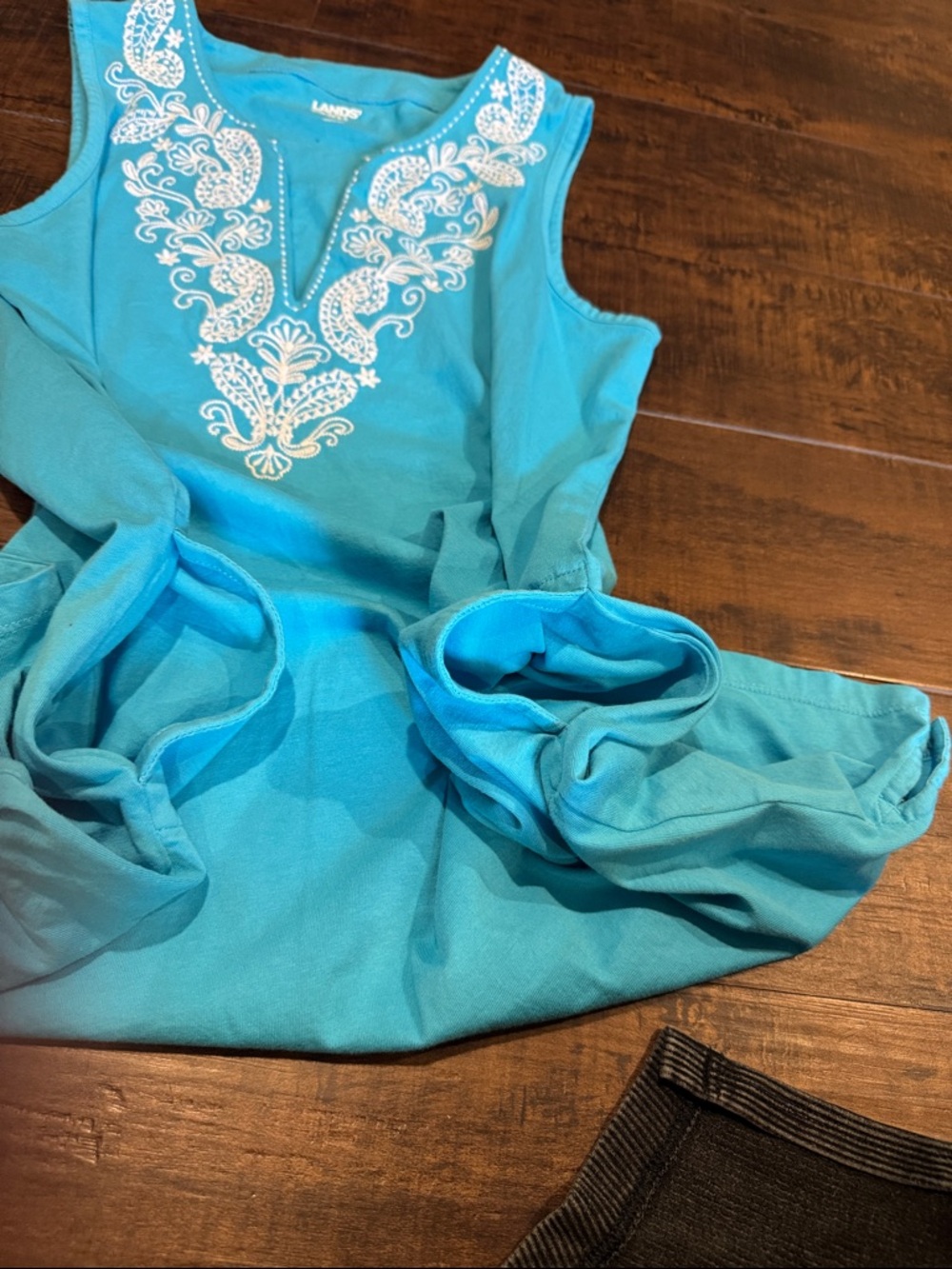 Sleeveless Embroidered V-Neck dress - Picture 4 of 5